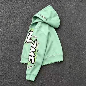 Chaqueta de Forro Polar Verde con Capucha y Cierre para Hombre, Estilo Corto con Decoración de Remaches y Estampado a Mano - Product Image 2