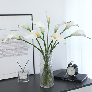 Lys Calla Artificiels Réalistes au Toucher Naturel de 68 cm – Vente en Gros de Fleurs en PU pour Mariages, Événements et Décoration Hôtelière - Product Image 3
