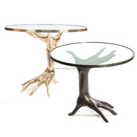 Table basse moderne et unique en FRP de style nordique avec plateau en verre, design artisanal, table d'appoint avec base dorée, table d'appoint en verre