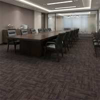 Moquette modulaire confortable pour bureau, tapis commercial en polyester/polypropylène/nylon, dalles de moquette rayées rembourrées avec support en bitume