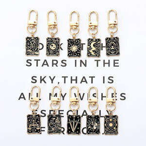 义乌钥匙扣朋克黑暗女巫卡徽章日月星哥特式骷髅钥匙扣占星术标志微小塔罗牌钥匙扣 - Product Image 1