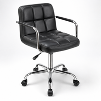 Tabouret de bar pivotant réglable en similicuir noir avec accoudoirs, base chromée et roulettes pour salon de réception