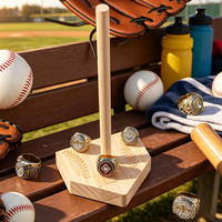 Support de présentation pour bague de championnat en bois massif en forme de plaque de base de baseball avec pieu vertical en bois
