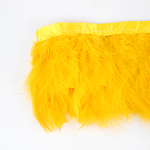 Flecos de Plumas de Pavo Marabú Teñidas y Esponjosas en Cinta para Decoraciones - Product Image 1