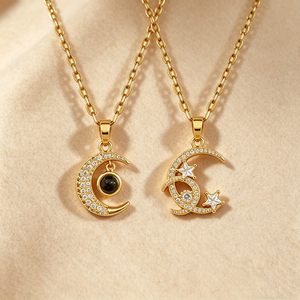 <span class=keywords><strong>Collier</strong></span> Pendentif Cœur Soleil Lune Étoile <span class=keywords><strong>en</strong></span> Acier Inoxydable Plaqué Or 18K avec Zircon Cubique pour Femme – Vente <span class=keywords><strong>en</strong></span> Gros, Styles Multiples - Product Image 3
