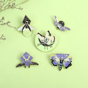 큰 옷깃 핀 야간 글로우 브로치 나비 모양 인광 배지 기념품 기념 비행 에나멜 핀
