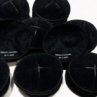 Kippa en cuir suédé noir personnalisée avec nom et date imprimés, souvenirs de mariage pour invités, cadeaux judaïques en gros