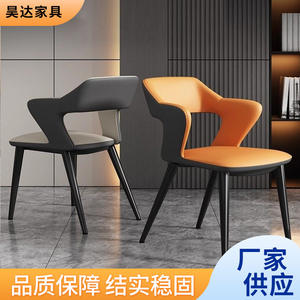 Chaise de salle à manger moderne en cuir avec accoudoirs et dossier pour restaurant et hôtel, assise rembourrée, pieds noirs, revêtement orange - Product Image 4