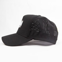 Gorra de Béisbol Deportiva Personalizada con Logotipo Bordado en la Parte Trasera, Logotipo de Silicona en la Parte Delantera con Perforaciones Transpirables Hechas con Láser