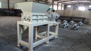 Trituradora de Plástico de Doble Eje de Alto Rendimiento con Bomba, Diseño Robusto para Materiales <span class=keywords><strong>PS</strong></span>/PMMA/PA, Capacidad de 800-1000 kg/h - En Oferta - Product Image 3