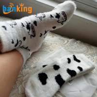 Ehanking Femmes Mignon Doux Dinosaure Vache Spot Chaussettes Dames Fuzzy Épaissir Cachemire Moyen Tube Chaussettes Chaudes Bas Chaussettes de Sol