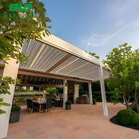 Pergola bioclimatique autoportante motorisée avec volets modernes en aluminium et lames orientables de 0 à 120 degrés