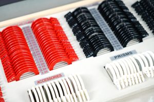 Juego de Lentes de Prueba Oftálmicas TL-L15 con Estuche de Madera, Borde de Plástico Colorido, Incluye Esferas/Cilindros/Prismas/Accesorios - Product Image 5