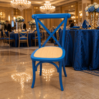 Chaise vintage en bois massif coloré avec dossier en X et assise en rotin, empilable, pour mariage, banquet, événement, location de mobilier, prix de gros