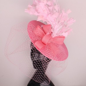Sombrero Fascinador Vintage con Base Blanca, Velo de Red Negro y Lazo de Plumas - Product Image 5