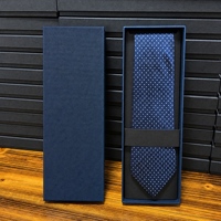 Boîte à cravate personnalisée en carton rigide gris, texture papier spécial, avec plateau intérieur noir ou bleu marine pour cravates longues