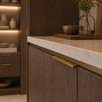 Meubles de cuisine sur mesure avec placage finition personnalisée, îlot de rangement, vitrines et étagères ouvertes taupe