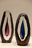 Sculpture en verre artisanale avec texture de pierre volcanique et cœur dégradé bleu-rose, pièce maîtresse créative unique pour la décoration intérieure