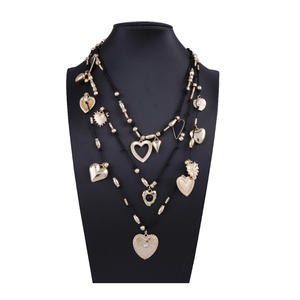 Collar exagerado con colgante de corazón de aleación multicapa de tendencia Retro para mujer - Product Image 1