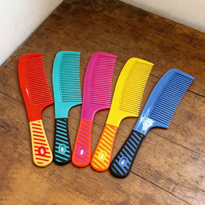 Venta directa de fábrica de peines de plástico vintage coloridos para uso doméstico, aptos para hombres y mujeres, incluyendo peines planos y rectos. - Product Image 1
