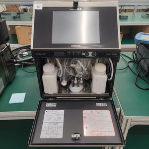 Imprimante jet d'encre continu (CIJ) Hitachi RX2 d'occasion, très demandée, machine de codage industrielle à encre noire pour l'impression de codes lots et codes-barres - Product Image 1