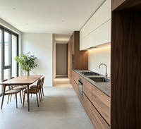 Meubles de cuisine modernes sur mesure bicolores, grain de noyer et blanc mat, sans poignées, avec plan de travail en pierre