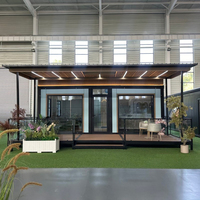Conteneur personnalisable extensible à deux étages avec 2 chambres, panneaux sandwich, alimentation solaire et structure en acier pour villa ou bureau
