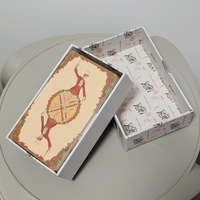 Lüks Marka Tarot Destesi Özelleştirme 310gsm Siyah Özlü Oracle Kartları Yumuşak Dokulu Manyetik Kutu ve Rehber Kitaplı Soya Bazlı Mürekkep