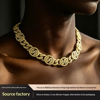 Collier tendance en forme de signe dollar $ serti de zircone cubique, plaqué or, style hip-hop, avec chaîne à maillons symbole de monnaie pour hommes