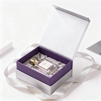 Boîte cadeau de parfum personnalisée, intérieur violet, carton rigide blanc, fermeture magnétique, dorure à chaud, couvercle à charnière en satin, emballage de luxe