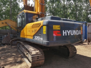 รถขุดไฮดรอลิกมือสอง Hyundai 220-9S พร้อมระบบไฮดรอลิกเดิมๆ ครบชุด สำหรับงานถนนและโครงการก่อสร้าง - Product Image 4