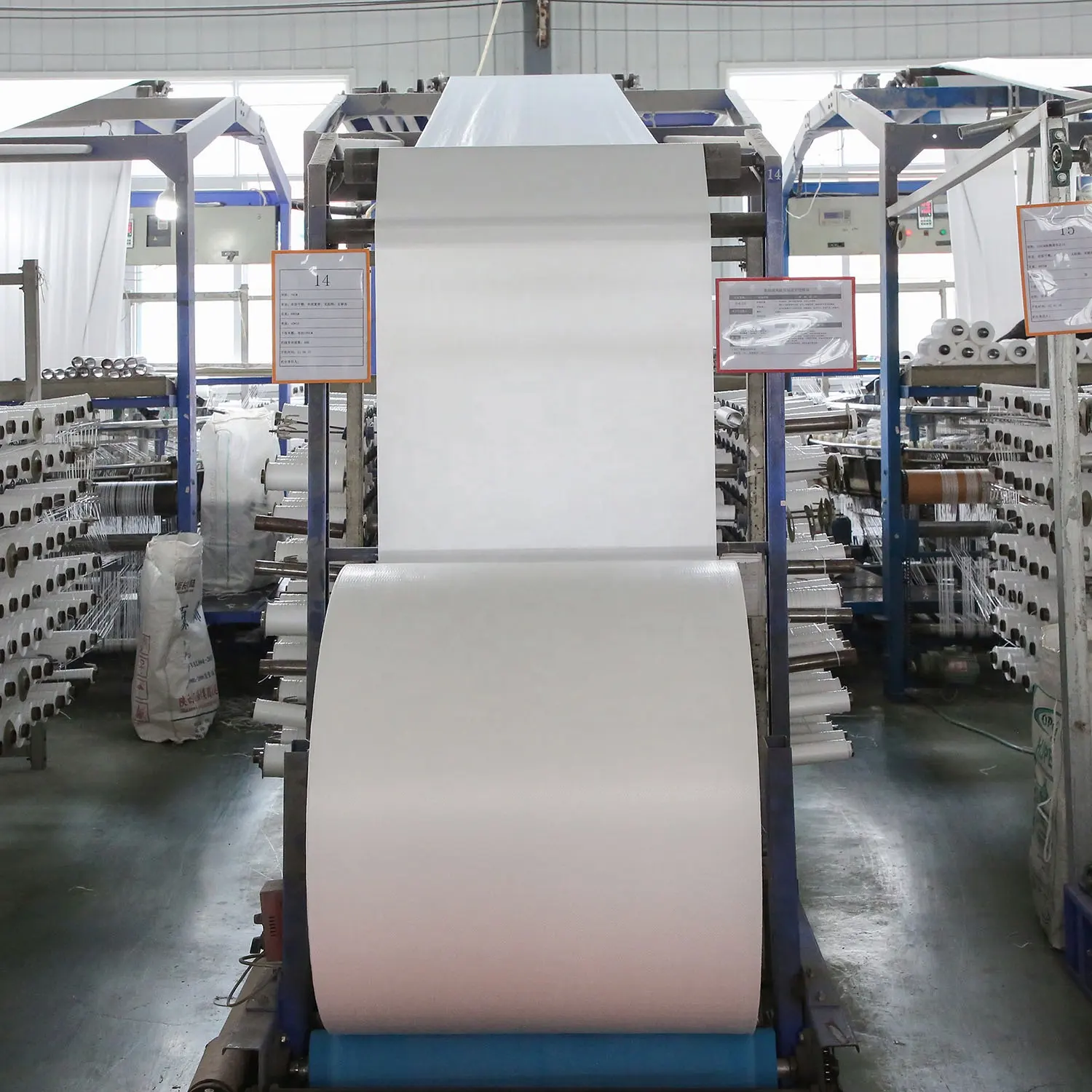 GRS CE ได้รับการรับรองผู้ผลิตลามิเนตพิมพ์กันน้ำ Raffia ผ้า PP ถุงกระสอบผ้าโพรพิลีนม้วนสำหรับถุง