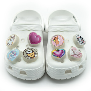 Nuevos dijes de zapatos LED luminosos con forma de corazón, impresos con UV de alta calidad, coloridos y kawaii, para zuecos, venta al por mayor, regalos de San Valentín - Product Image 3