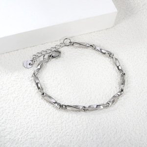 Pulsera de cadena de moda con diseño geométrico retorcido de aleación de zinc para mujer - Product Image 3