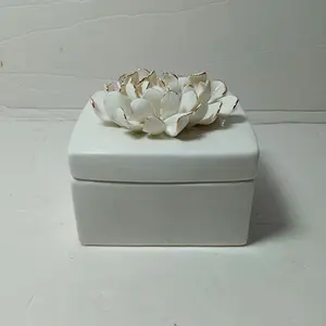 Caja de joyería de cerámica blanca hecha a mano, figurita de Ángel esmaltada, soporte para anillo esmaltado, caja de joyas, tapa de flor dorada, boda