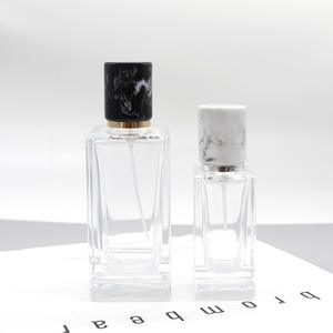 Flacon de parfum rechargeable en verre carré de 30 ml, flacon cosmétique vide pour femmes, flacon cosmétique carré, vente en gros - Product Image 3