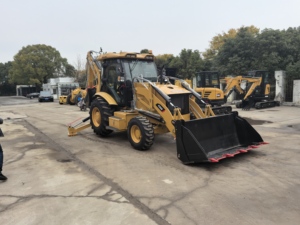 รถตักล้อยาง CAT 420F มือสองสำหรับขาย รถตักอเนกประสงค์จาก Caterpillar พร้อมบุ้งกี๋ 4-in-1 และแขนขุดแบบยืดหดได้ - Product Image 3