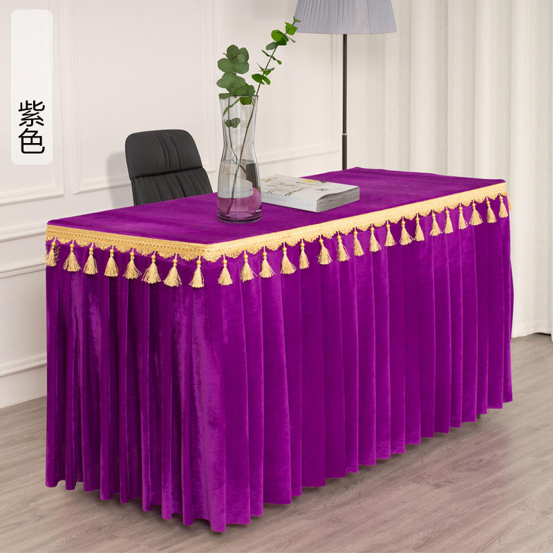 Terciopelo dorado morado con borlas colgantes.