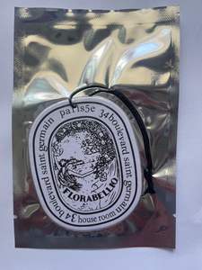 Diffuseurs de parfum pour voiture en papier personnalisés en forme de <span class=keywords><strong>Tesla</strong></span> <span class=keywords><strong>Model</strong></span> <span class=keywords><strong>3</strong></span>, faible MOQ, plusieurs parfums, pendentif à fixer sur la grille d'aération, gadgets, rose - Product Image 5