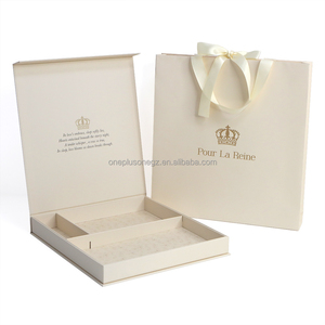 Coffret rigide en carton de luxe personnalisé, en papier coton texturé beige, avec couvercle magnétique, gaufrage, revêtement UV et doublure en éponge, recyclable - Product Image 4