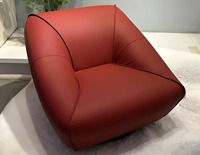 Fauteuil d'appoint sculptural moderne en cuir PU mat, siège capitonné avec dossier touffeté et base en fer pour salon