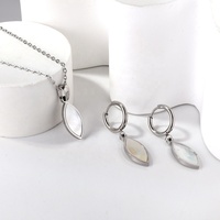 Ensemble de bijoux en acier inoxydable pour femmes, collier et boucles d'oreilles en forme de feuille, design minimaliste imperméable, coquille blanche