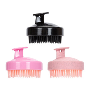 Brosse de massage du cuir chevelu à poils doux pour les soins capillaires et le lavage des cheveux, disponible en rose et noir - Product Image 1