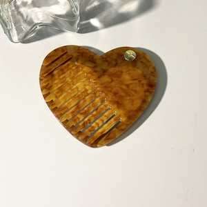 Espejo de Maquillaje Portátil de Alta Calidad con un Diseño de Corazón en Forma de Vinagre y un Peine Incorporado. - Product Image 6
