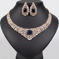 Ensemble de bijoux exquis pour mariage, collier et boucles d'oreilles ornés de zircones cubiques émeraude, accessoires élégants pour fête de mariage