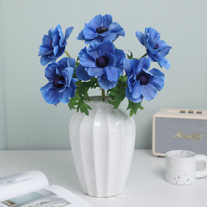 Fleurs d'anémone artificielles Ruilisi, bleues, en plastique et soie, pour la décoration de la maison et les accessoires de mariage - Product Image 1