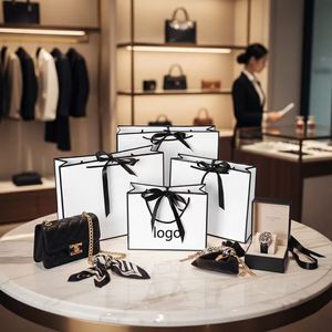 明紅 カスタム印刷 高級ギフト用紙手提げ袋 ハイエンド化粧品・香水パッケージ 自社ロゴ入りオーダーメイド紙袋 - Product Image 3