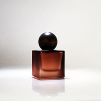 Flacon de parfum carré personnalisé à faible MOQ, 30ml 50ml 100ml, en verre transparent, gris, noir, dépoli, avec bouchon en bois
