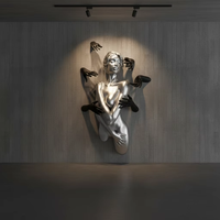 Moderne Kunstgalerie 3D-Wandskulptur Lebensgroße Harz-Frauenfigur mit Händen Statue Innenraum-Wanddekoration Abstrakte Frauen-Harzkunst