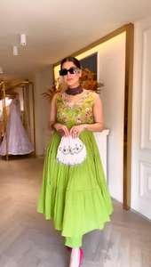 Robe de créateur tendance indienne et pakistanaise de qualité supérieure, en faux georgette lourd avec travail de sequins, entièrement cousue, avec bas et dupatta. - Product Image 2